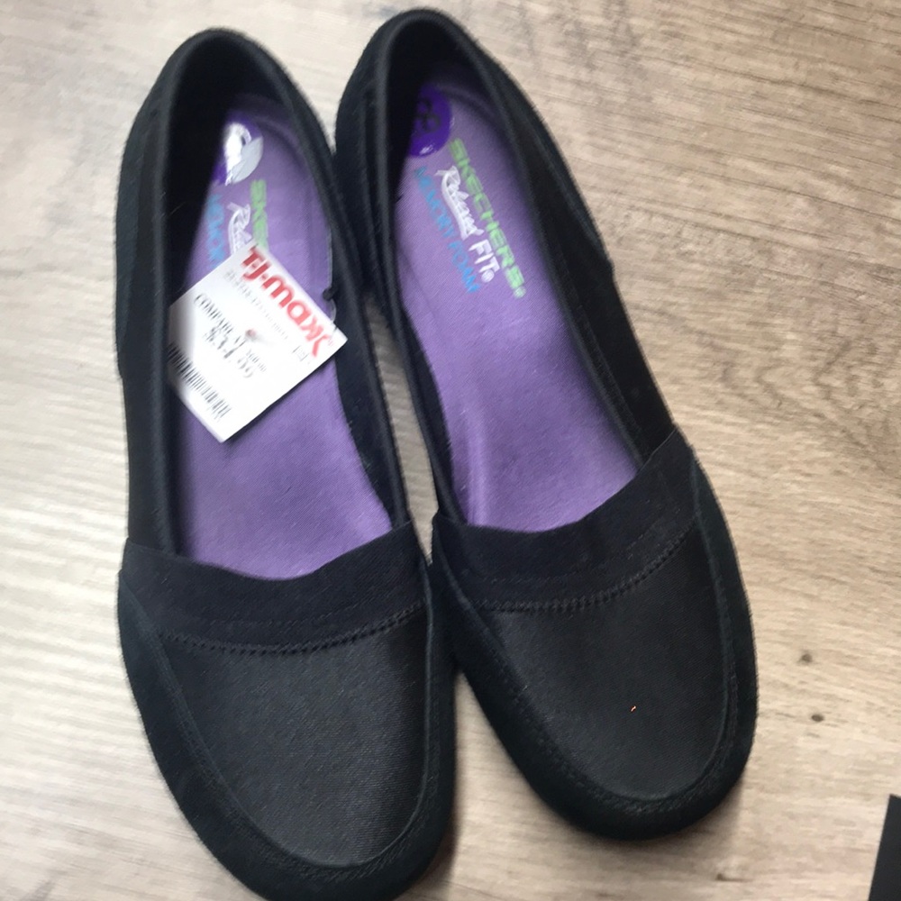 NWT Skechers